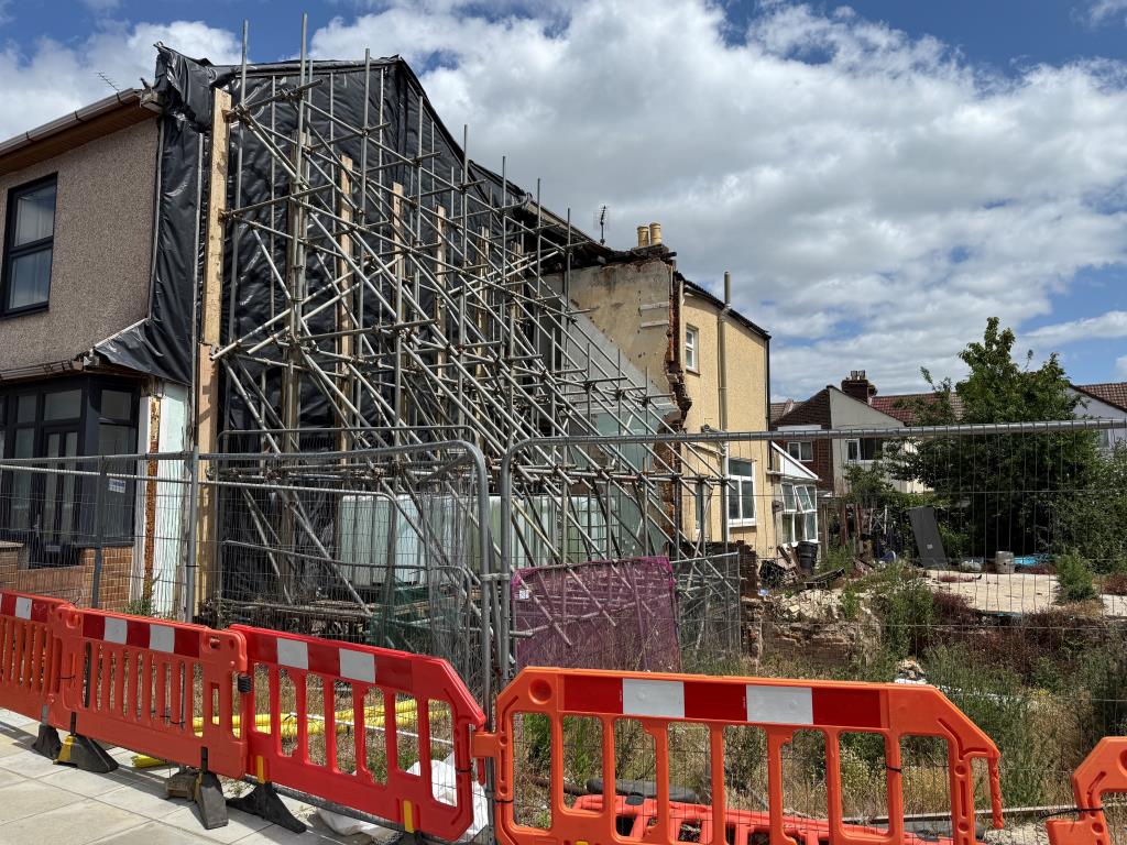 Lot: 152 - SITE OF DEMOLISHED HOUSE FOR REDEVELOPMENT - View of plot with scaffolding